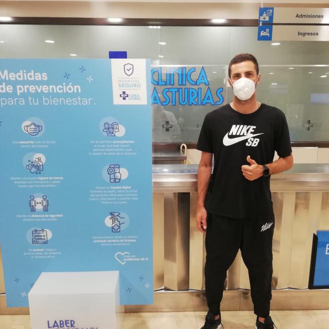 Giorgi Aburjania, tras superar reconocimiento médico (Foto: Real Oviedo).
