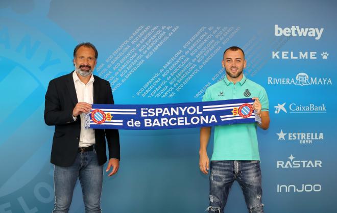 Keidi Bare, tras firmar el Espanyol junto a Rufete (Foto: @RCDEspanyol).