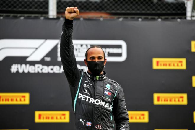 Lewis Hamilton alza el puño después de una victoria en el Mundial de Fórmula 1.