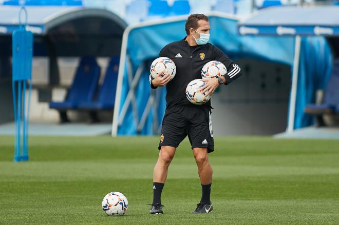 Rubén Baraja transporta balones durante un entrenamiento del Real Zaragoza en La Romareda (Foto: Daniel Marzo).