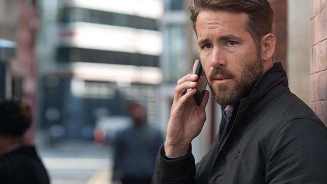 Ryan Reynolds llama por teléfono.