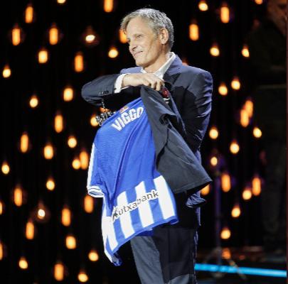 Viggo Mortensen muestra la camiseta de la Real Sociedad que le entregó Illarra (Foto: RS).
