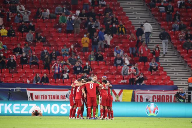 El Bayern de Múnich, en la Supercopa de Europa, delante de un grupo de aficionados.