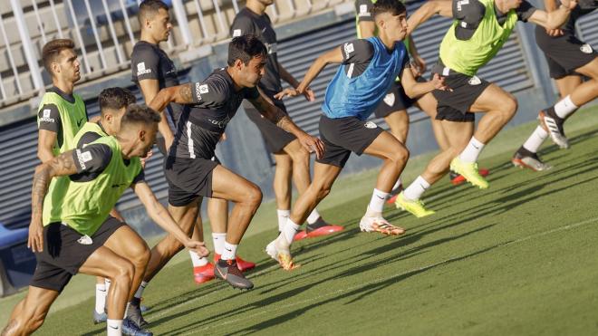 Varios jugadores en un entrenamiento en La Rosaleda (Foto: Málaga CF).