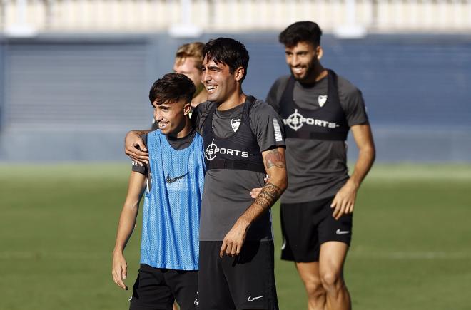 Larrubia, Escassi y Juande (Foto: Málaga CF)