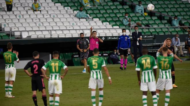 Bartra contempla cómo De Burgos Bengoetxea señala el penalti (Foto: Kiko Hurtado).