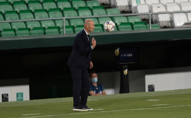 Zidane, durante el Betis-Real Madrid (Foto: Kiko Hurtado).