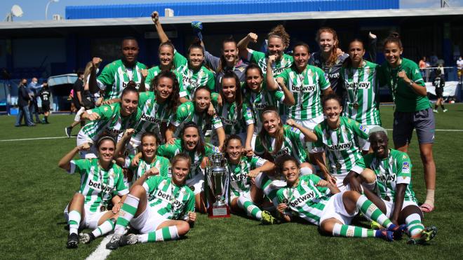 Las jugadoras del Betis Féminas con la Copa de Andalucía.