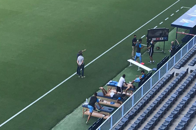 Una imagen de los jugadores del Málaga antes de un partido a pleno pie de césped.