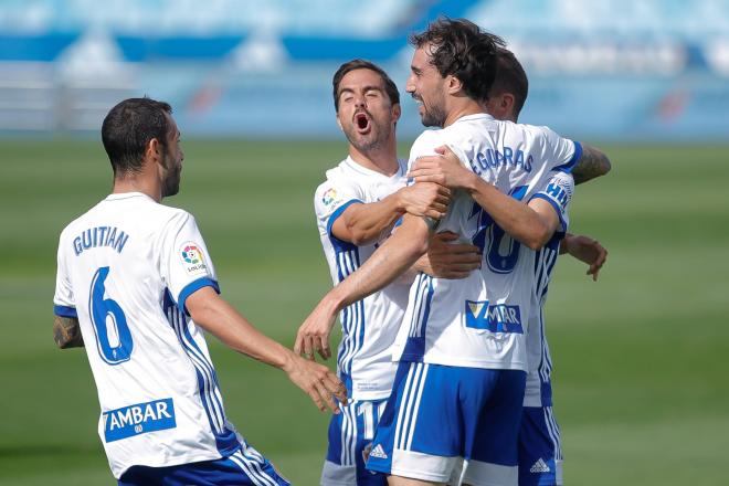 Ros, Guitián y Eguaras celebran un gol del Real Zaragoza (Foto: Dani Marzo).