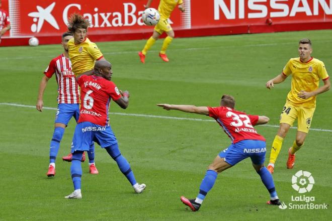 Bogdan y Babin pugnan por un balón durante el Sporting-Girona (Foto: LaLiga).
