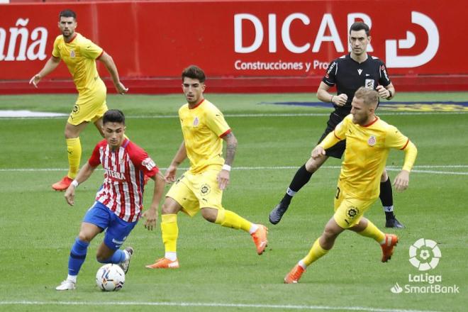 Manu García conduce la pelota durante el Sporting-Girona (Foto: LaLiga).