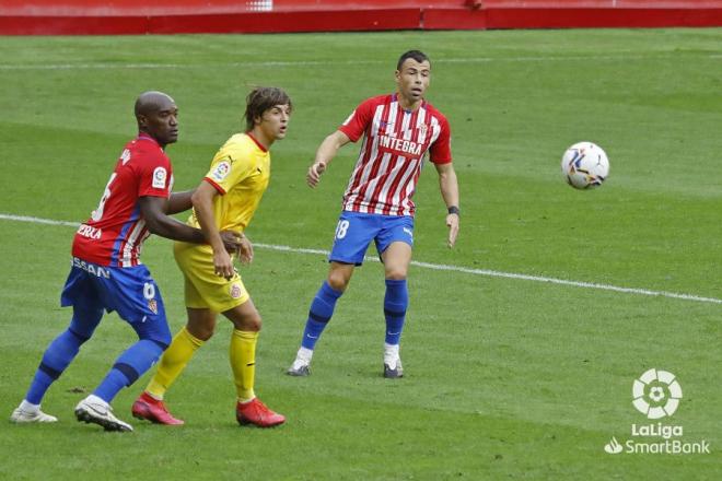 Babin y Javi Fuego, durante el Sporting-Girona (Foto: LaLiga).