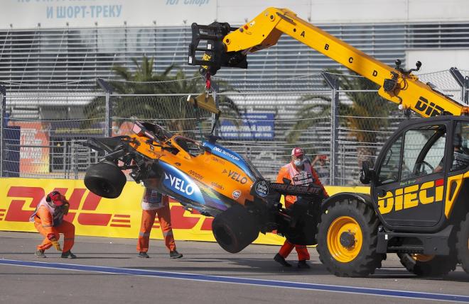 La grúa se lleva el coche de Carlos Sainz en la carrera conquistada por Bottas (Foto: EFE).