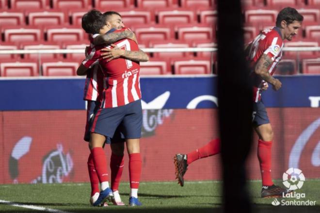 Ángel Correa y Joao Félix se abrazan tras marcar al Granada (Foto: LaLiga Santander).