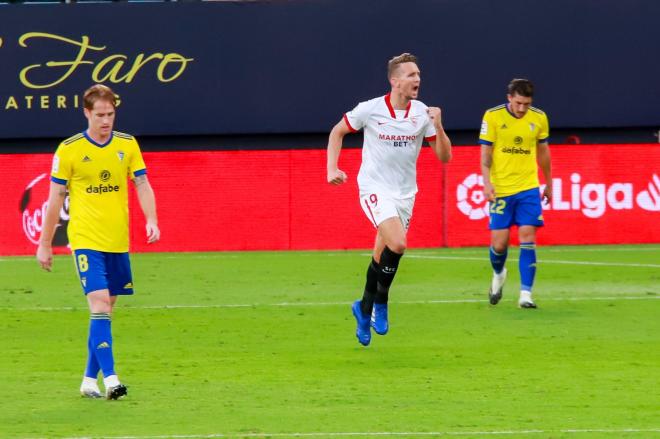 De Jong celebra su gol al Cádiz con el Sevilla (Foto: Cristo García).