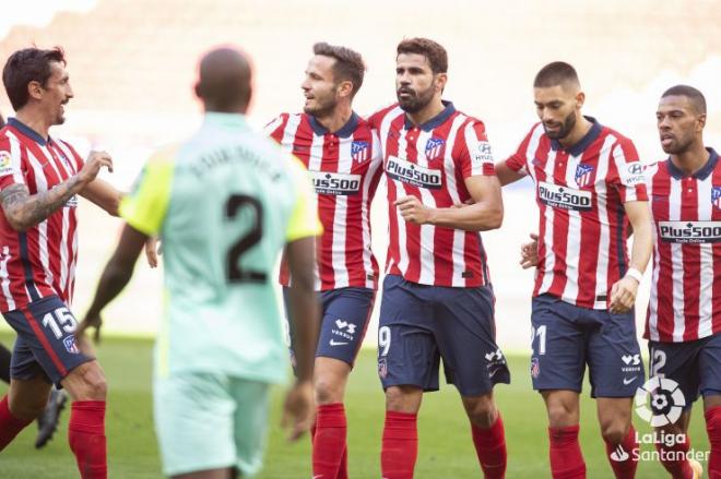 Savic, Saúl y Carrasco celebran el gol con Diego Costa (Foto: LaLiga).
