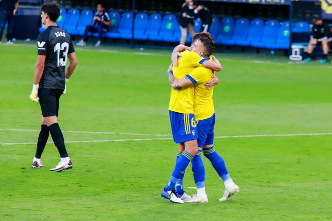José Mari abraza a Salvi para felicitarlo tras el gol del sanluqueño (Foto: Cristo García).