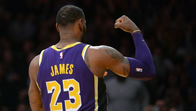 LeBron James celebra el triunfo de los Lakers ante los Nuggets.