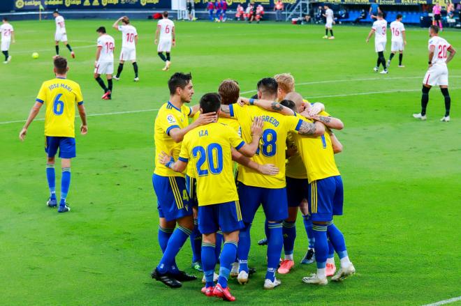 Los jugadores del Cádiz se abrazan para celebrar el gol de Salvi al Sevilla (Foto: Cristo García)
