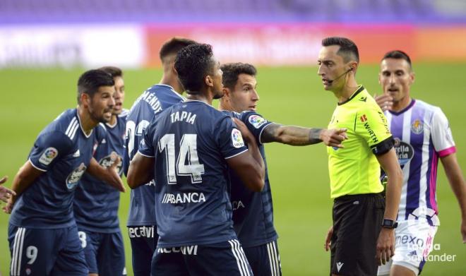 Hugo Mallo protesta tras la decisión del árbitro de indicar penalti (Foto: LaLiga).