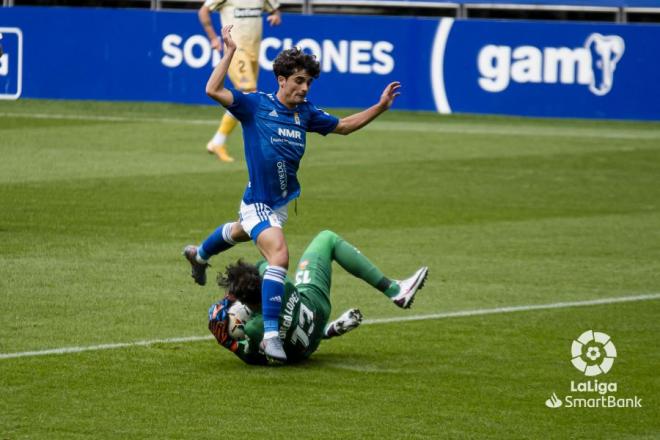 Javi Mier lucha por una pelota durante el Real Oviedo-Espanyol (Foto: LaLiga).