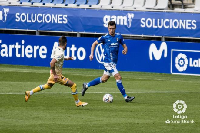 Borja Sánchez conduce un balón durante el Real Oviedo-Espanyol (Foto: LaLiga).