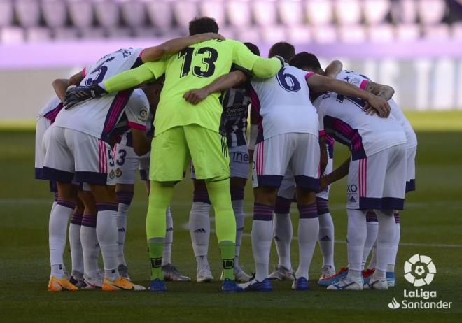 Los jugadores del Real Valladolid antes del duelo ante el Celta de Vigo (Foto: LaLiga).