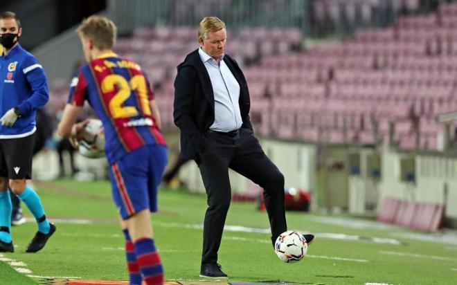 Koeman controla la pelota en el Camp Nou (Foto: FCB).