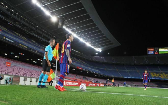 Messi, en el córner del Camp Nou (Foto: FCB).