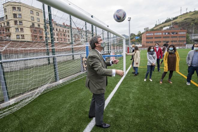 El Alcalde de Bilbao, Juan Mari Aburto, jugando con un balón en el campo de Iparralde.