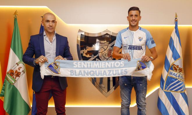 Chavarría, junto a Manolo Gaspar, el día de su firma de contrato (Foto: Málaga CF).