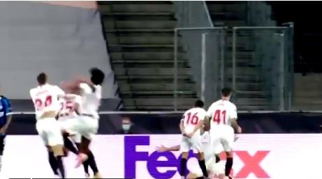 Jordán y Koundé celebran el gol ante el Inter.