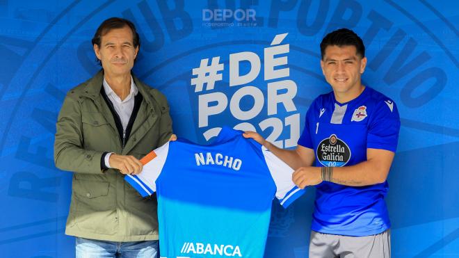 Nacho González el día de su presentación junto a Richard Barral (Foto: RCD).