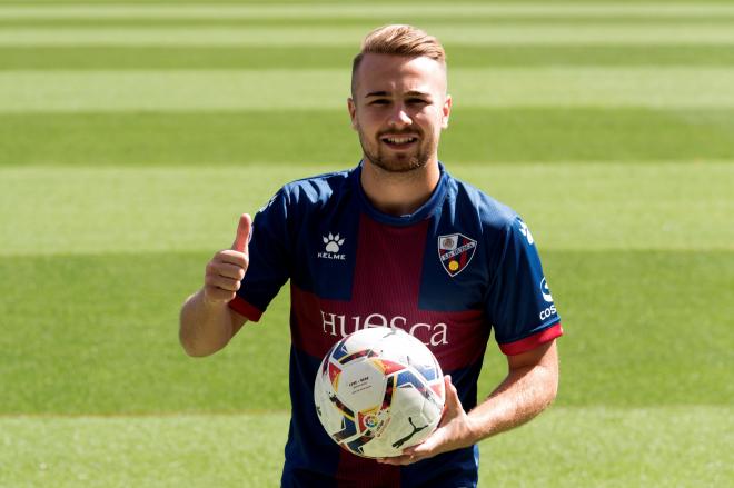 Ontiveros, posando con la camiseta del Huesca.