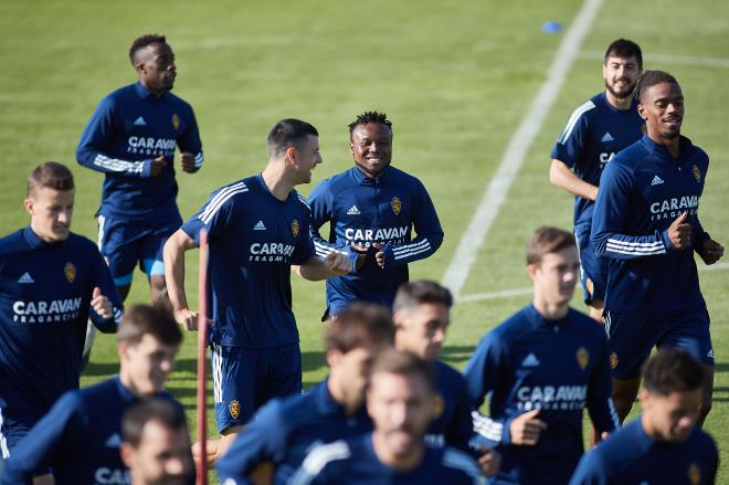 James Igbekeme en un entrenamiento del Real Zaragoza (Foto: Daniel Marzo).