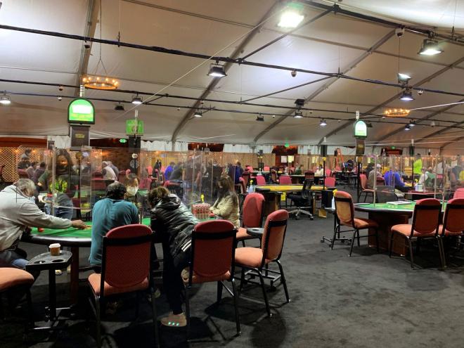 Varias personas juegan en el casino Artichoke Joe's de San Bruno, California (FOTO: EFE).