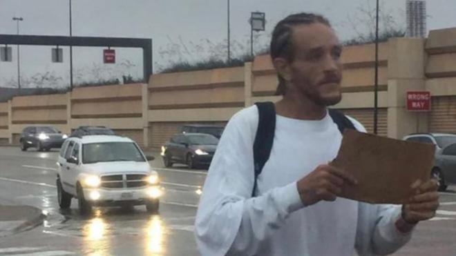 Delonte West, pidiendo dinero en un cruce.