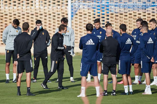 Rubén Baraja se dirige a la plantilla (Foto: Daniel Marzo).