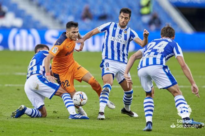 Mikel Merino pelea por un balón en el Real Sociedad - Valencia (Foto: Real Sociedad)