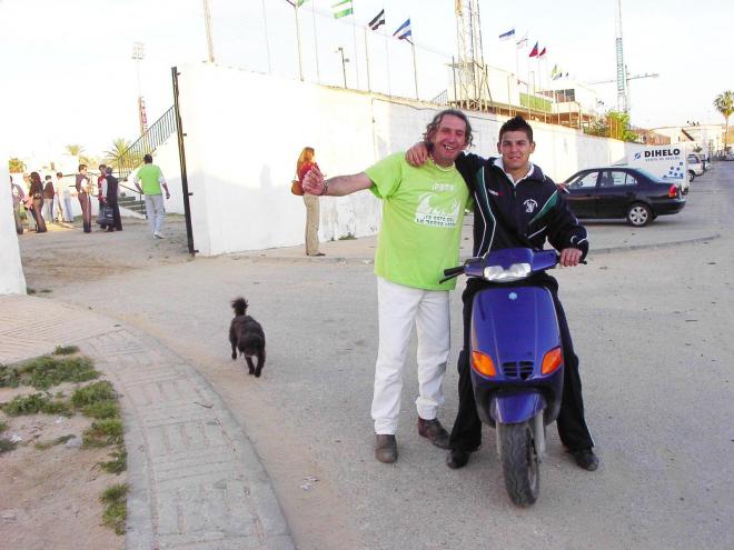 Nolito junto a El Pirri y su perro Curro delante del estadio El Palmar (Foto: Raúl José Bustillos