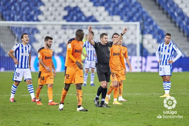El árbitro hace el gesto de pedir el VAR Real Sociedad - Valencia CF (Foto: LaLiga)