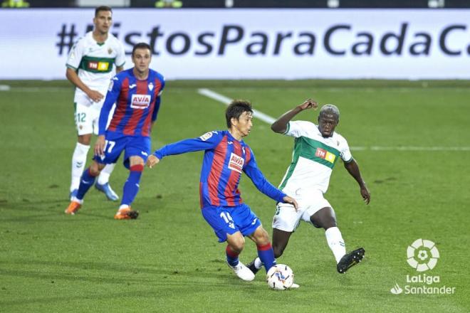 Inui conduce el balón en el Eibar-Elche.