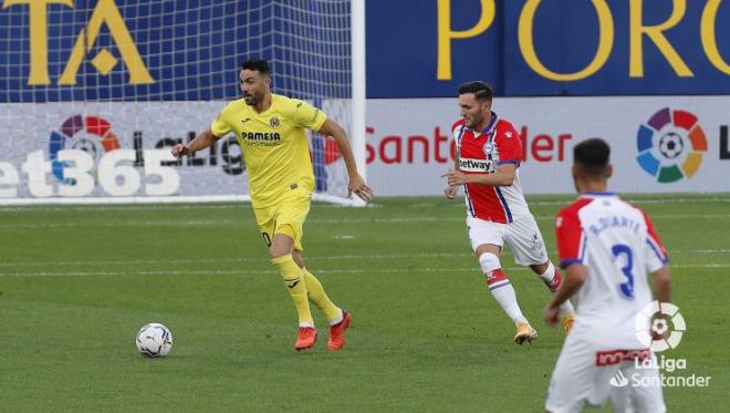 Vitolo conduce el balón en el Villarrea-Alavés.