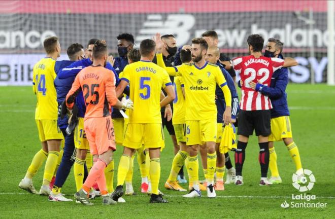 La plantilla del Cádiz CF celebra el triunfo ante el Athletic en San Mamés (Foto: LaLiga).