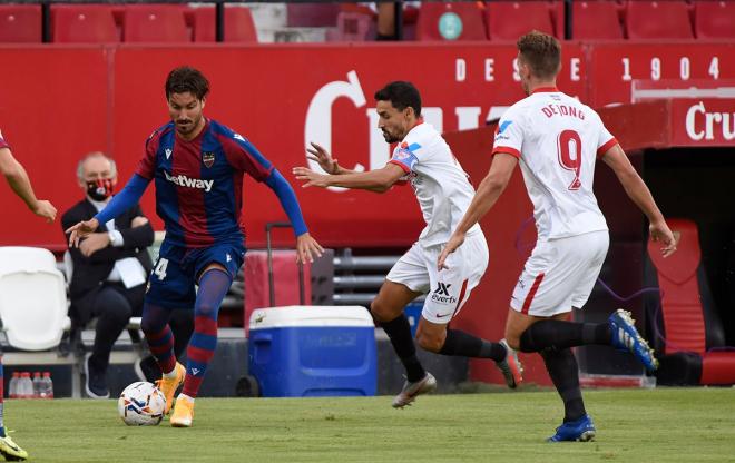 De Jong, con el dorsal 9, en el partido ante el Levante. (Foto: Kiko Hurtado).