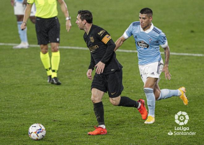 Lucas Olaza persigue a Messi en el partido del Celta ante el Barça (Foto: LaLiga).