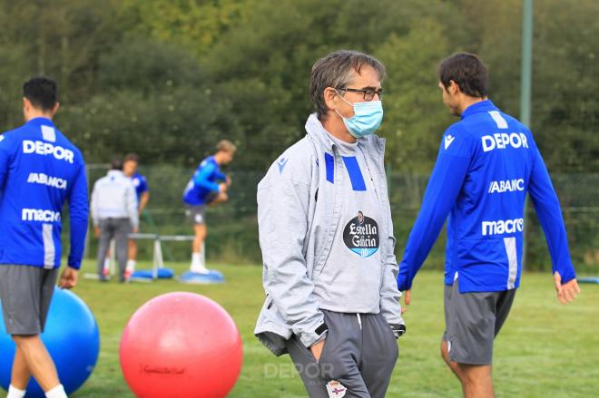 Fernando Vázquez durante un entrenamiento en la Ciudad Deportiva de Abegondo (Foto:RCD)