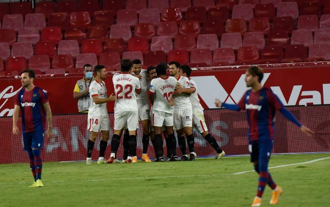 Los jugadores del Sevilla en el último partido (foto: Kiko Hurtado).