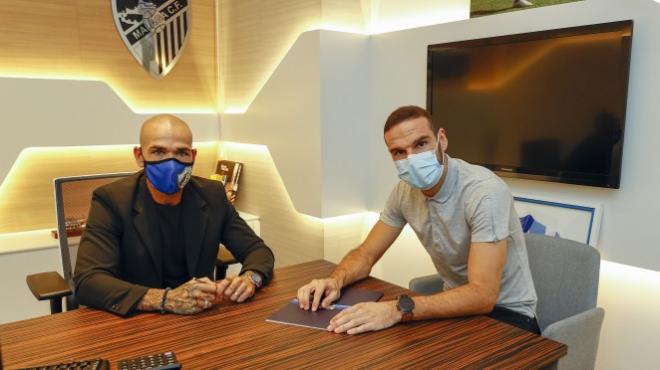 Lombán, firmando su renovación junto a Manolo Gaspar (Foto: Málaga CF).